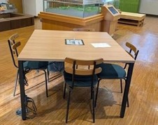 正方形のテーブルに、4脚の椅子が設置されている4人用デスクの写真