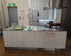 冷蔵庫、炊飯器、電気ポット、IHコンロなどがあるオープンキッチンの写真