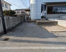 車が2台停められる建物正面左側にある西側駐車場の写真