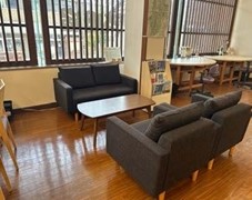 奥から、2人掛けのソファー、ローテーブル、1人掛けのソファーが2脚置かれている写真