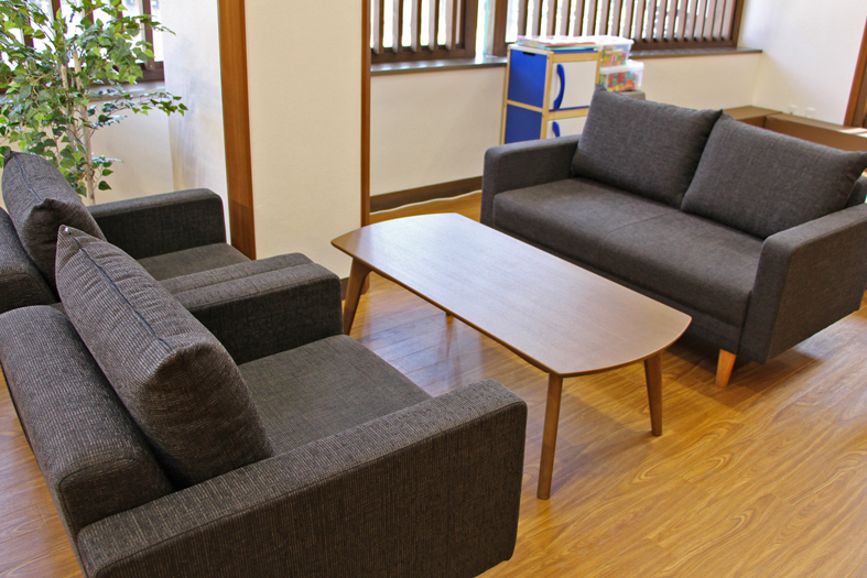 奥から、2人掛けのソファー、ローテーブル、1人掛けのソファーが2脚置かれている写真