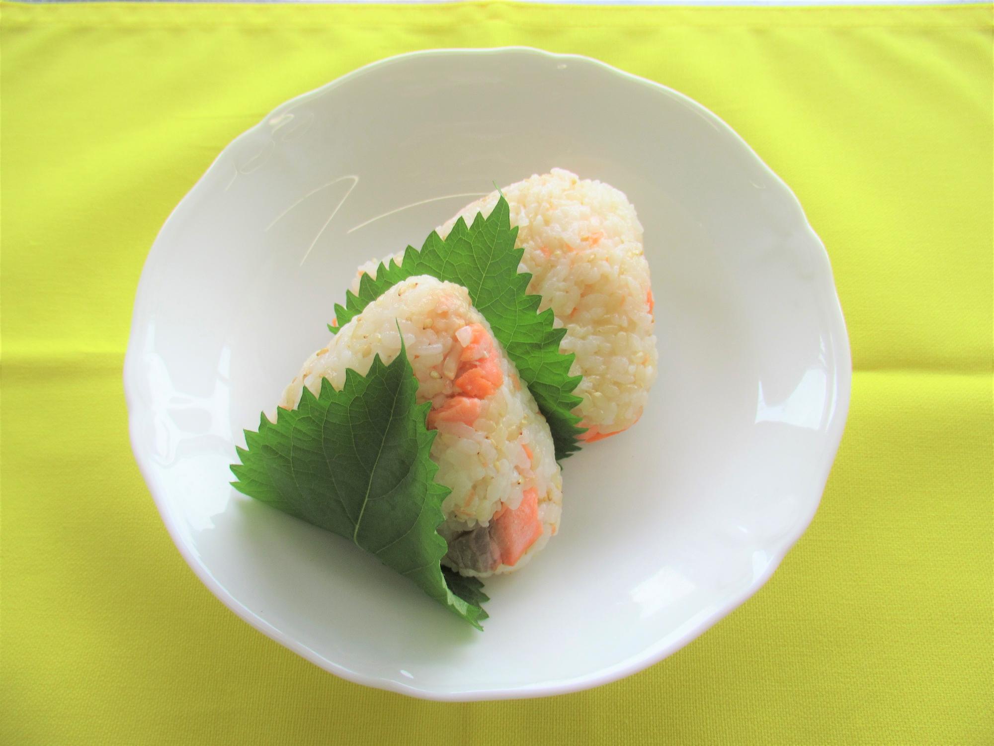 玄米と鮭のしそ巻きおにぎり
