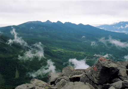 山の表面が青々とした八ヶ岳の写真