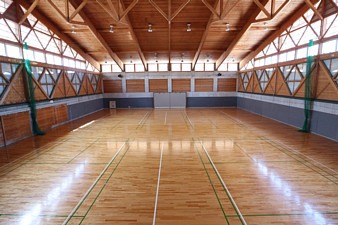天井部分も木造になっているふれあいセンター体育館内の写真