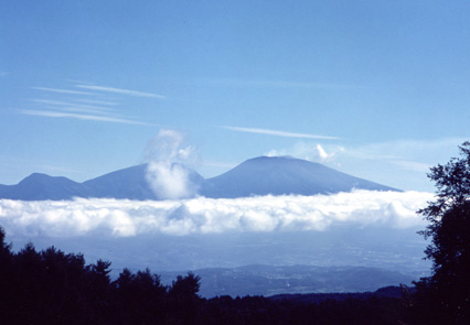 雲よりも高く聳え立っている浅間山の写真