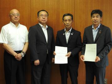 両角町長と小平副町長が意見書を持ち、瀧澤監査委員、関代表監査委員の4名が並んで写っている意見書の提出の際の写真