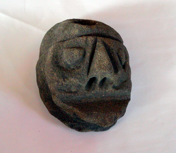 人の顔の形に彫刻が施されている岩偶の写真
