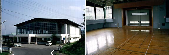 左：2階部分がガラス張りになっている体育センターの外観写真、右：床張りで、前方に舞台のある広々とし体育センター内の写真