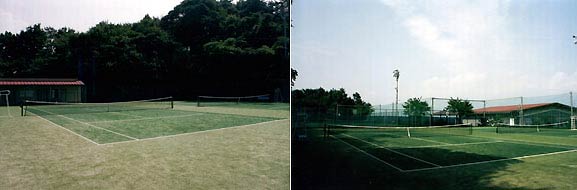 左：奥に森があり、手前に広々としたテニスコートが2面写っている写真、右：夜間照明が設置され、周りが高いフェンスで囲まれた場所にテニスコートがある写真