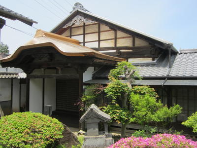 綺麗に整備された庭園の奥に立つ趣きのある旧芦田宿本陣の外観写真